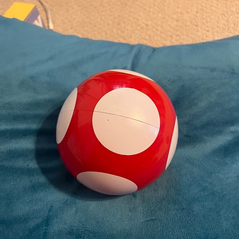 Super Mario Red and White Mushroom Night Light - Picture 4 of 4